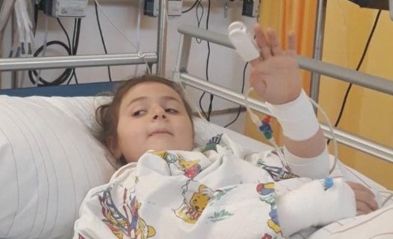 Хриси е в болница откакто се е родила. От болестта е изнервена е вече не дава на докторите да я пипнат