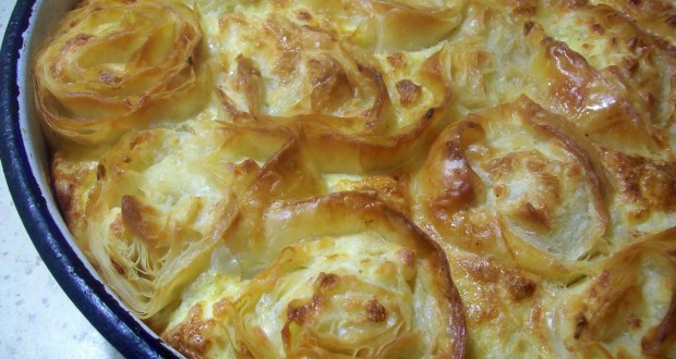 За тази баница се носят легенди сред родата – когото нагостя доволен остава и още иска. Бърза лесна чудно пухкава