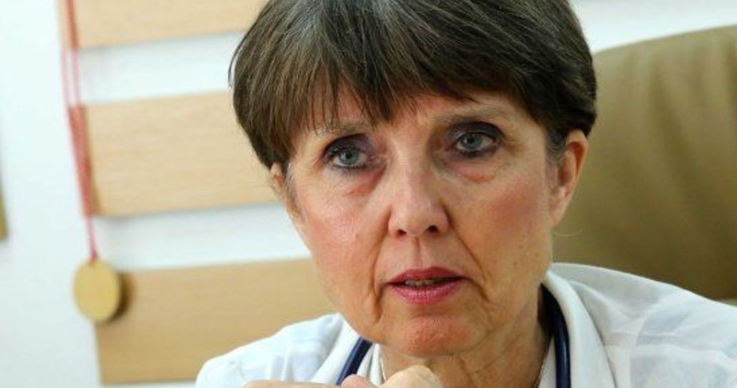 Не може да се заразите с COVID 19 докато вървите маската пази здравите да не си пипат устат