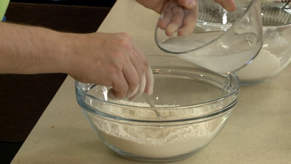 Тайната я знам от един познат пекар. Добавяш само 1 лъжичк