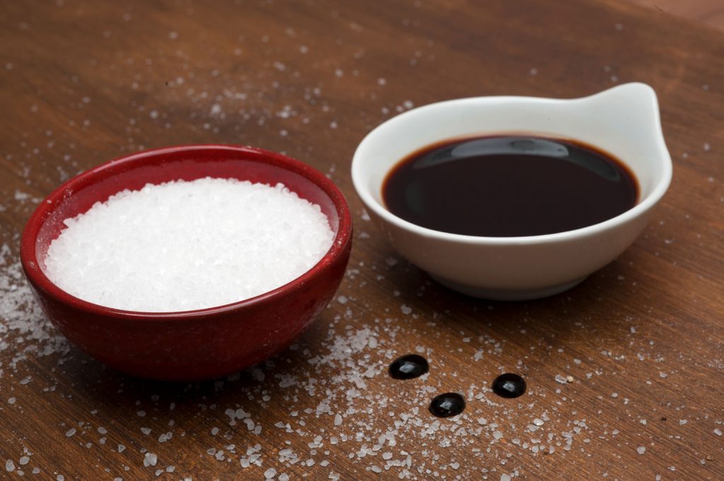 Сложете оцет и сол на прага на дома си и вижте какво ще се случи