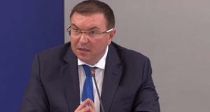 Министър Ангелов: Не е логично поредно „затваряне“ на цялата страна
