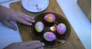 Как да си направите красиви мраморни великденски яйца? Опитайте този начин и ще сте доволни!