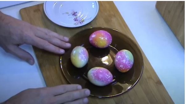 Как да си направите красиви мраморни великденски яйца? Опитайте този начин и ще сте доволни!