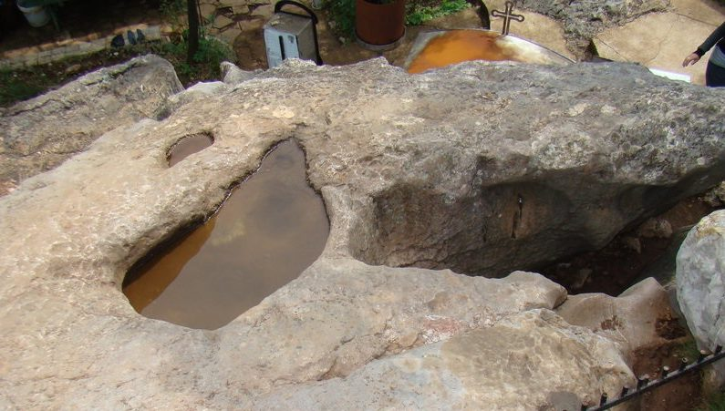 Инфлацията покачи и възнагражденията на властимащите. 4803 лв. е вече минималната заплата на депутат от септември, като повишението спрямо юни е с 500 лв., става ясно от данните на НСИ за средната заплата. Депутатското възнаграждение е равно на три пъти от средното за държавната администрация от последния месец на всяко тримесечие, което за септември е 1601 лв. Но народните представители получават и по 15% за участие в комисия, което важи за всеки от тях. Имат и по 1% добавка за всяка година трудов стаж. Така за депутат с 20-годишен стаж, каквито са повечето народни избраници, заплатата става близо 6500 лв., изчислява “24 часа”. Най-високото възнаграждение сред държавниците взема президентът. С добавката за прослужено време заплатата на Румен Радев става над 15 хил. Шефката на парламента Цвета Караянчева и премиерът Бойко Борисов получават с 50% повече от депутатите, или 7204 лв. С добавката за трудов стаж месечната заплата на Борисов скача до над 10 хил. лв. Министрите ще получават вече близо 6245 лв.