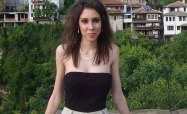 4 години след зверското убийство на Вероника баща й работи за да издържа убиеца