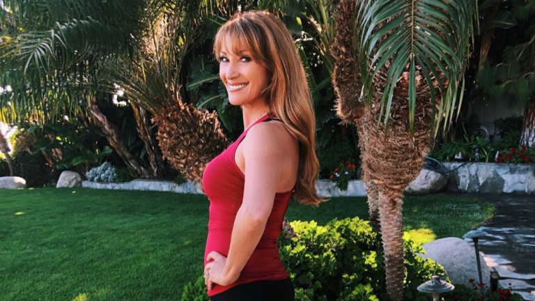 Доктор Куин Лечителката изглежда фантастично на 70 на плаж с внуците /СНИМКИ/