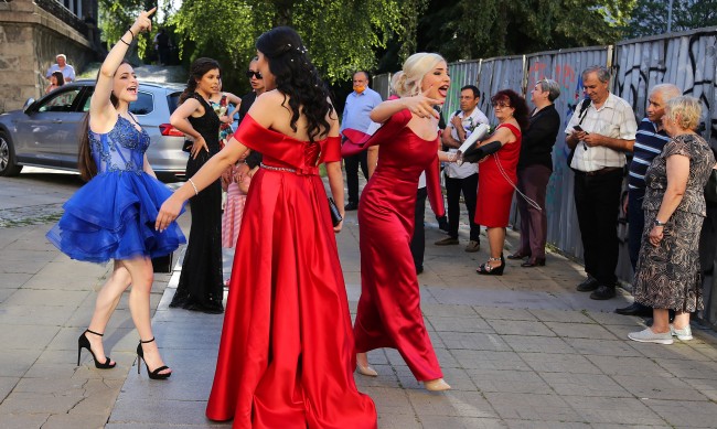 Няма вирус няма страх: Готвят балове за 20 000 лв. партита с 300 гости...