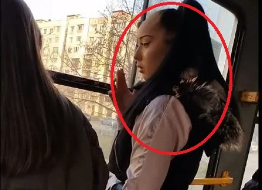 Млада девойка бе заснета да пуши в градския транспорт в София