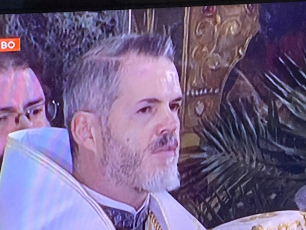 Духовник възмути миряните с оскубани вежди и модерна прическа в ефир