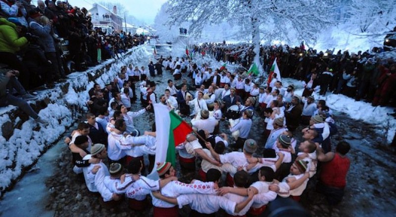 Административния съд в Пловдив реши: Мъжкото хоро в Калофер не нарушава правилата!