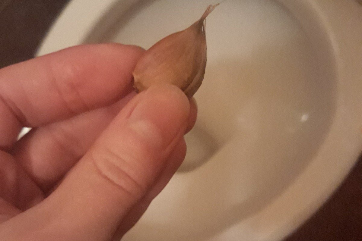 Защо всички започнаха да хвърлят скилидка чесън в тоалетната преди да си легнат