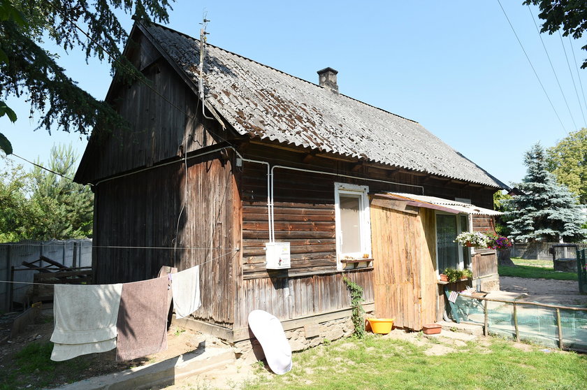 Майка на 5 деца живеела в барака без условия