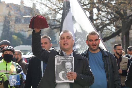 Сблъсък между ВМРО и ИТН: Сложиха скъсан фес на главата на Тошко Йорданов