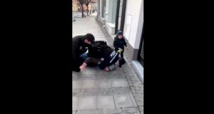 Полицаи с брутален арест на мъж без маска пред очите на детето му (ВИДЕО)