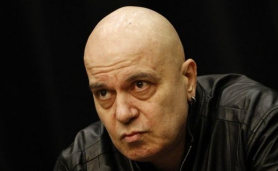 Като баровка живее сестрата на Слави Трифонов, видяха фотографите на „Ретро“. Петя, която е спрягана за сив кардинал в партията на Дългия в родния им Плевен, фучи из булевардите на града с лъскав мутренски джип, по подобие на своя брат. Мощното возило на каката на чалгаря е черен мощен мерцедес, чиято цена е 100 хиляди лева, показва справка с известен сайт за търговия с автомобили. Едва ли Петя, която работи като обикновена рентгенова лаборантка в плевенска болница, би могла да си купи подобна скъпарска кола със скромната заплата, която получава. Очевидно щедрият ѝ брат се грижи тя да живее като ВИП персона и я е подсигурил и с жилище в елитна нова кооперация, където Трифонова съжителства със своя съпруг Владимир – лекар пулмолог. В ежедневието си лаборантката хвърля бялата престилка и се носи с маркови дрехи от глава до пети, каквито не могат да се намерят из магазините в Плевен. Любимата ѝ марка е италианската „Монклер“, №1 в света по производство на дизайнерски якета. Моделът, с който Петя бе засечена на разходка из града, струва около 1000 евро, или 2 хиляди лева. За лъскавия стандарт на живот на каката на Дългия говорят и публикациите в социалните мрежи. Профилът ѝ във фейсбук изобилства от фотоси от екзотични почивки, круизи, острови и 5-звездни хотели, на които е била. Воаяжите са част от подаръците, с които лидерът на „Има такъв народ“ глези сестра си. Често заедно с Петя пътува и тяхната майка Здравка, както и цялото семейство на каката на Трифонов – нейният съпруг и синът им Теодор. Племенникът на Дългия е сочен за основен наследник на милионите на вуйчо си. По негово настояване той завърши образованието си в Англия, а после бе на специализация в Шанхай. Теодор се опитва да подражава всячески на Трифонов и също демонстрира охолен начин на живот в социалните си мрежи. Там той редовно се снима как пуши маркови пури и пие скъпи уискита, облечен в дрехи на любимия дизайнер на вуйчо си – Филип Плейн, чиито тениски втрещяват с цени от 800 лева до 2 бона за бройка. Петя с мерцедеса за 100 бона Лаборантката с марково яке "Монклер" Трифонова със съпруга си Владимир Кооперацията в Плевен, в която каката на Дългия живее Петя пазарува скъпарски стоки