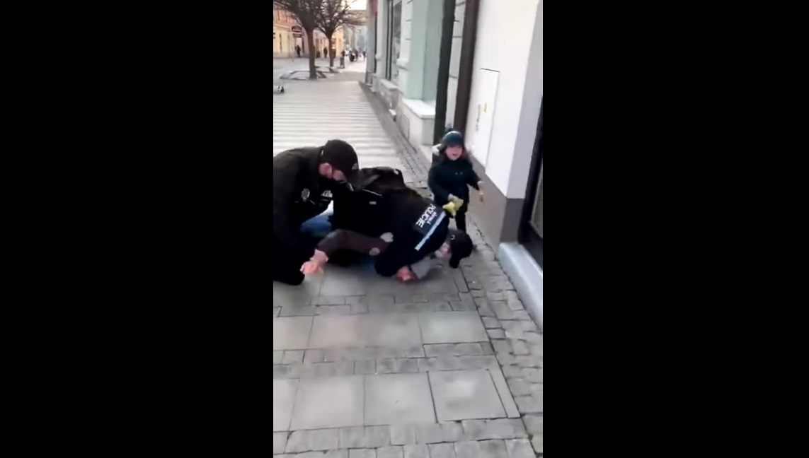 Полицаи с брутален арест на мъж без маска пред очите на детето му (ВИДЕО)