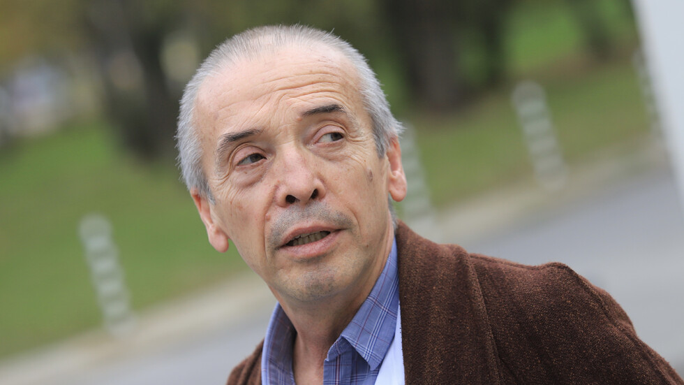 Инфлацията покачи и възнагражденията на властимащите. 4803 лв. е вече минималната заплата на депутат от септември, като повишението спрямо юни е с 500 лв., става ясно от данните на НСИ за средната заплата. Депутатското възнаграждение е равно на три пъти от средното за държавната администрация от последния месец на всяко тримесечие, което за септември е 1601 лв. Но народните представители получават и по 15% за участие в комисия, което важи за всеки от тях. Имат и по 1% добавка за всяка година трудов стаж. Така за депутат с 20-годишен стаж, каквито са повечето народни избраници, заплатата става близо 6500 лв., изчислява “24 часа”. Най-високото възнаграждение сред държавниците взема президентът. С добавката за прослужено време заплатата на Румен Радев става над 15 хил. Шефката на парламента Цвета Караянчева и премиерът Бойко Борисов получават с 50% повече от депутатите, или 7204 лв. С добавката за трудов стаж месечната заплата на Борисов скача до над 10 хил. лв. Министрите ще получават вече близо 6245 лв.