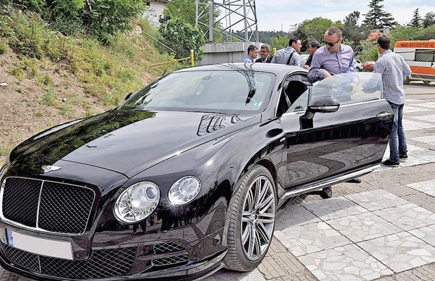 Бербатов тъне в разкош като болярин! Хотелът му гледа към Царевец