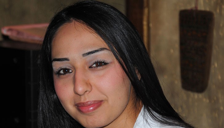 Млада българска ромка: Призовавам всички роми да гласуват за Радев