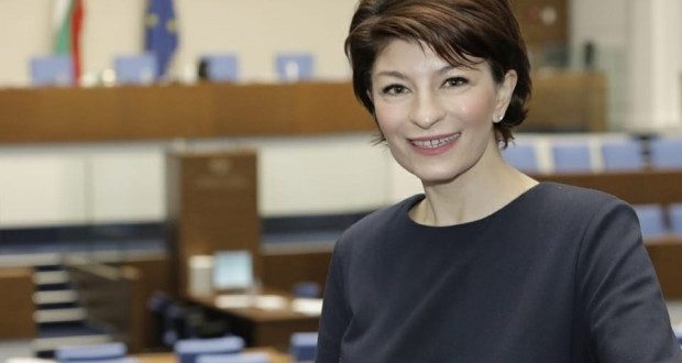 Десислава Атанасова: Време е шоуто да приключи