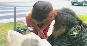 Всеки ден тя поздравява и целува този бездомник