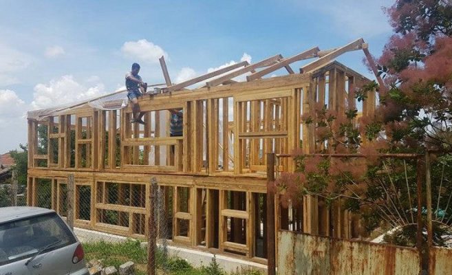 Великотърновец доказа че къща може да се направи за 280 лв. на кв. м и за седмица