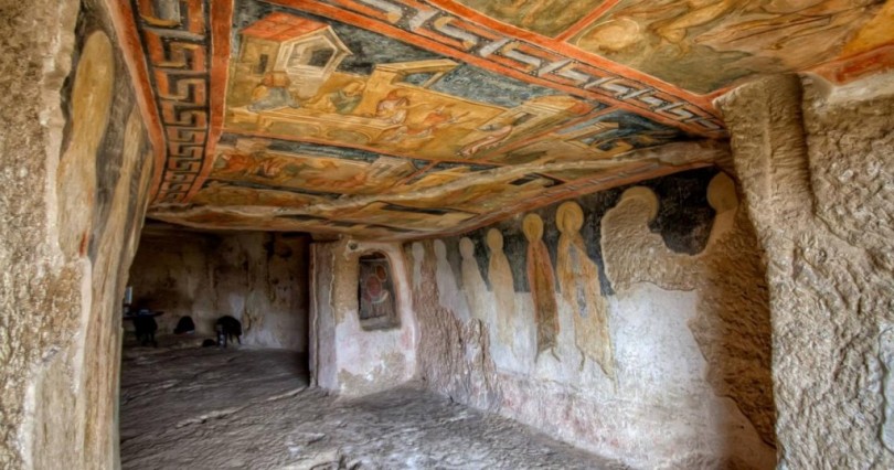 Скален манастир на 8 века твори чудеса. Ето къде се намира: