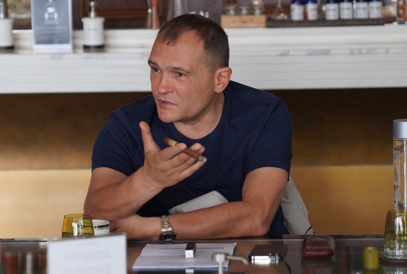 Божков пита служебното правителство: България американска колония ли е?