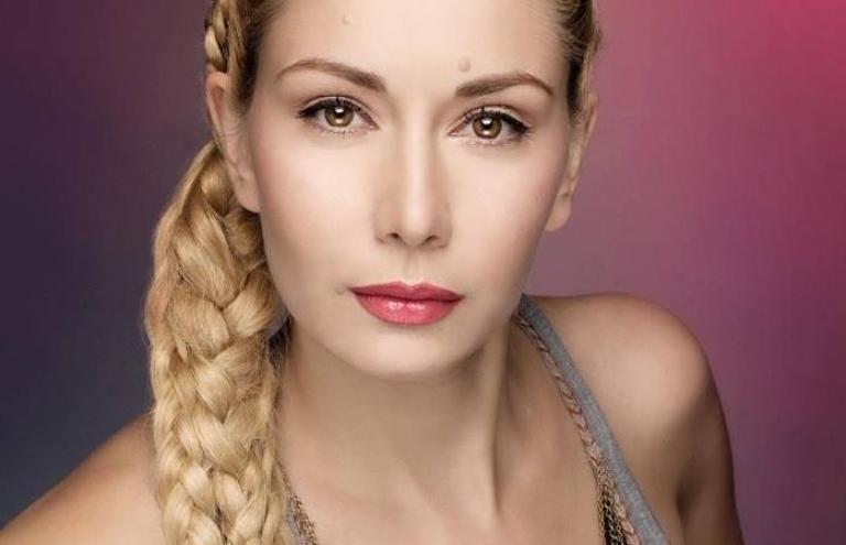 45-годишната Нети се пусна по черна нощничка и затвори устите на 20-годишните кифли