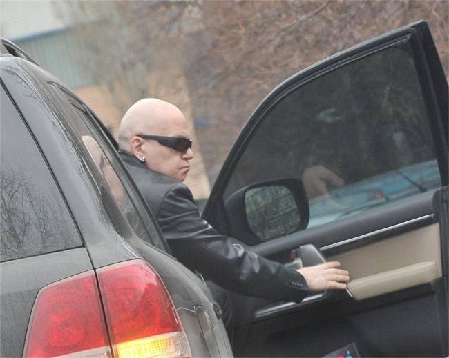 Слави Трифонов като истинска мутра! 3 черни джипа 9 човека охрана с пистолети