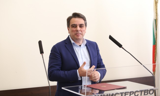 Асен Василев зарадва всички пенсионери с тази новина. Ето как ще се случи от 1-и октомври: