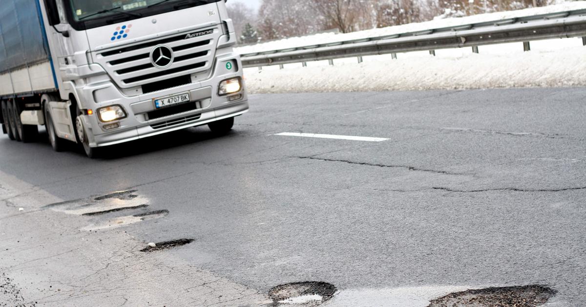 BG реалност: ГЕРБ пръснали 8 млн. за космическа програма за следене на дупки по пътищата!