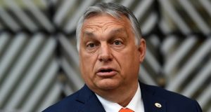 Виктор Орбан побесня: Да спрем безумието преди ЕС да задължи мъжете да носят рокли!