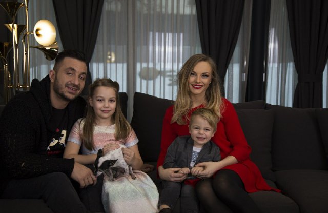 Дъщерята на Коцето расте истинска красавица – направо е одрала кожата на хубавата си майка (Снимки):