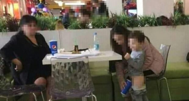 Потрес в мола: Майка изпишка хлапето си в чаша