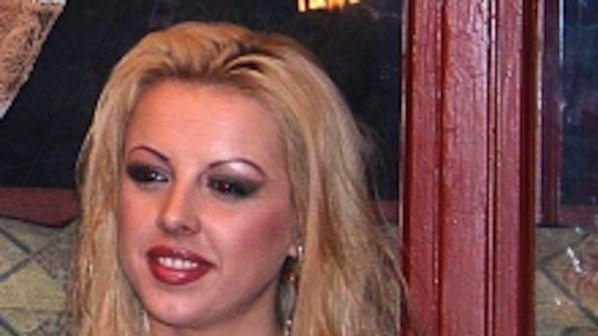 Помните ли „волната пеперуда“ Кати? Ето как изглежда днес на 44 (Снимки):