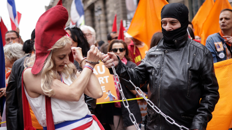 Европа се надига! Над 100 000 на бунт срещу задължителното ваксиниране