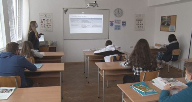Русенка бясна: Децата ми се разболяха заради широко отворените прозорци в класните стаи
