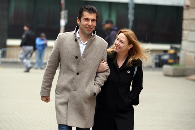 Съпругата на Кирил Петков изкарва по 200 бона от торти! Подробностите: