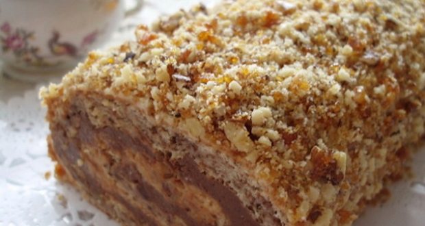 Руло Орехов гриляж - хрупкав орехов блат пухкав крем с крокан и много шоколад! Божествен десерт: