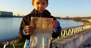 9-г. момченце намери бутилка с бележка в Марица отвори я и се разплака от прочетеното