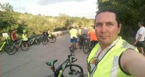 За пример! Димитър Димитров от В. Търново поправя сам велосипедите на социално слаби деца