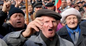 Шепа алчни безродници безчинстват в България! Пенсионерите трябва да се организират срещу тази гмеж