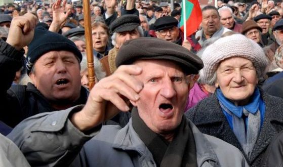 Шепа алчни безродници безчинстват в България! Пенсионерите трябва да се организират срещу тази гмеж